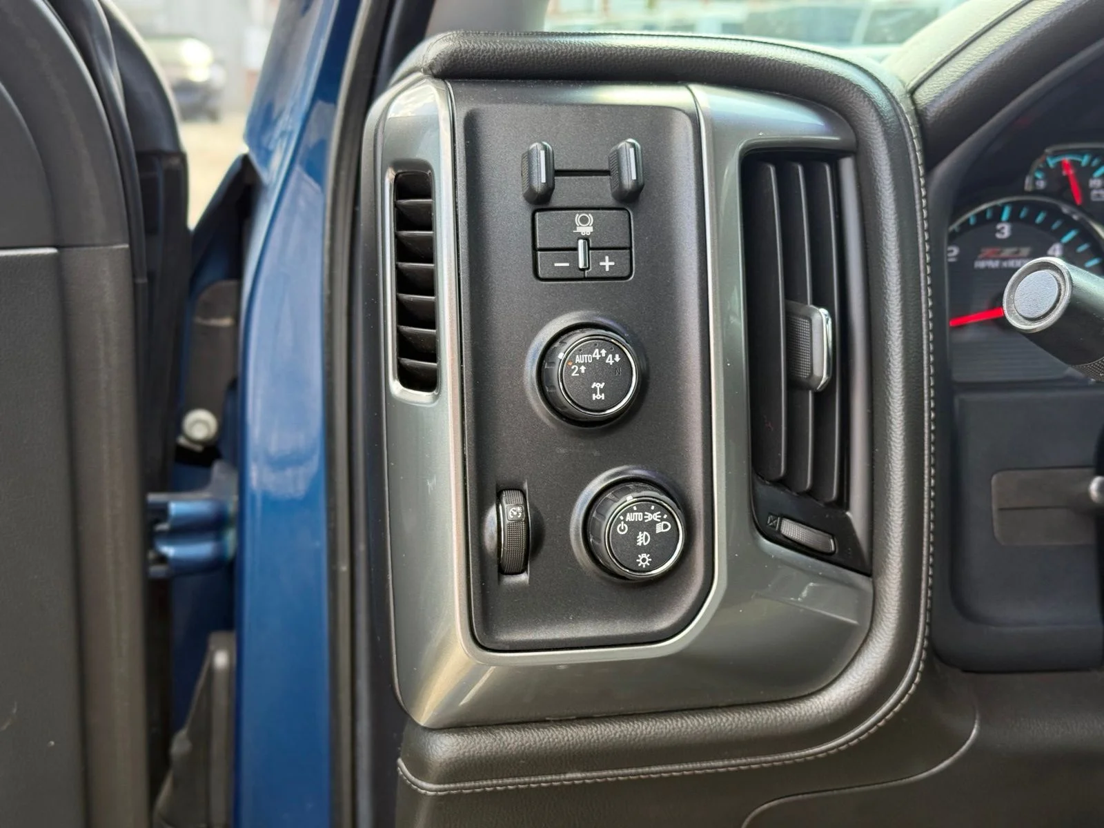 Used 2018 Blue Chevrolet LTZ image 25