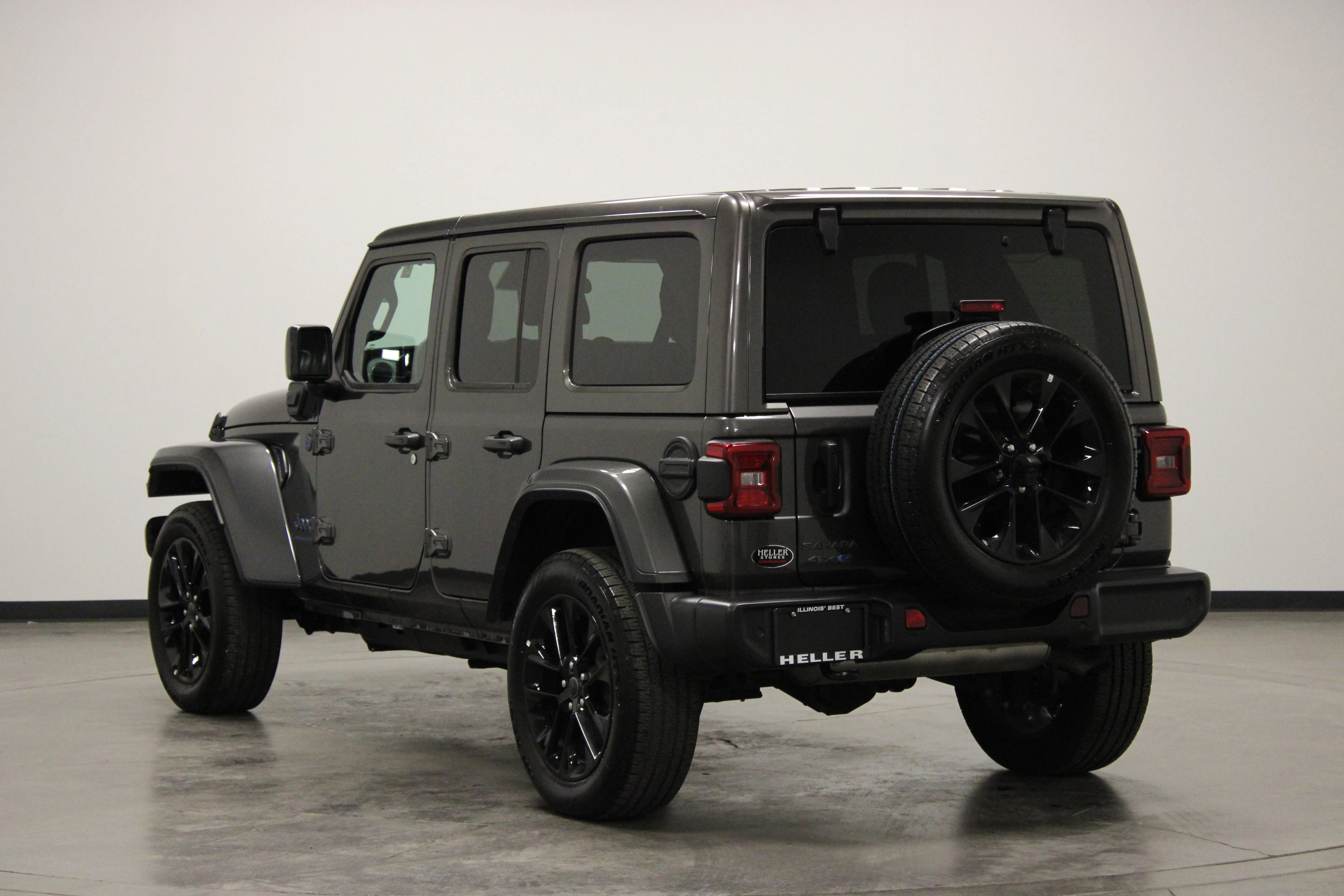 Used 2025 Granite Crystal Metallic Clearcoat Jeep Sahara image 6