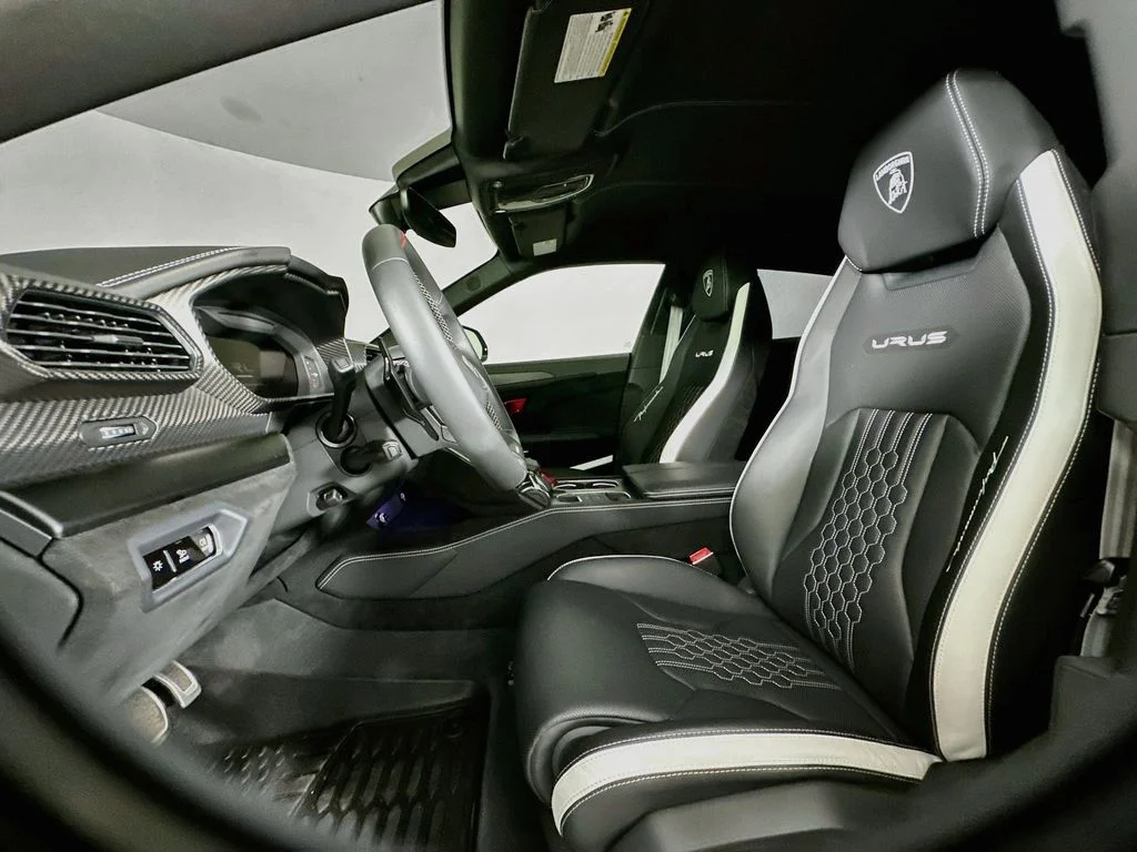 Used 2024 White Lamborghini Performante image 22