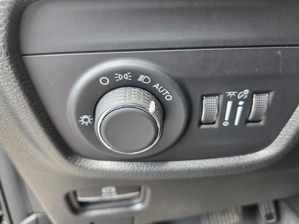 Used 2023 Black Jeep Altitude image 12