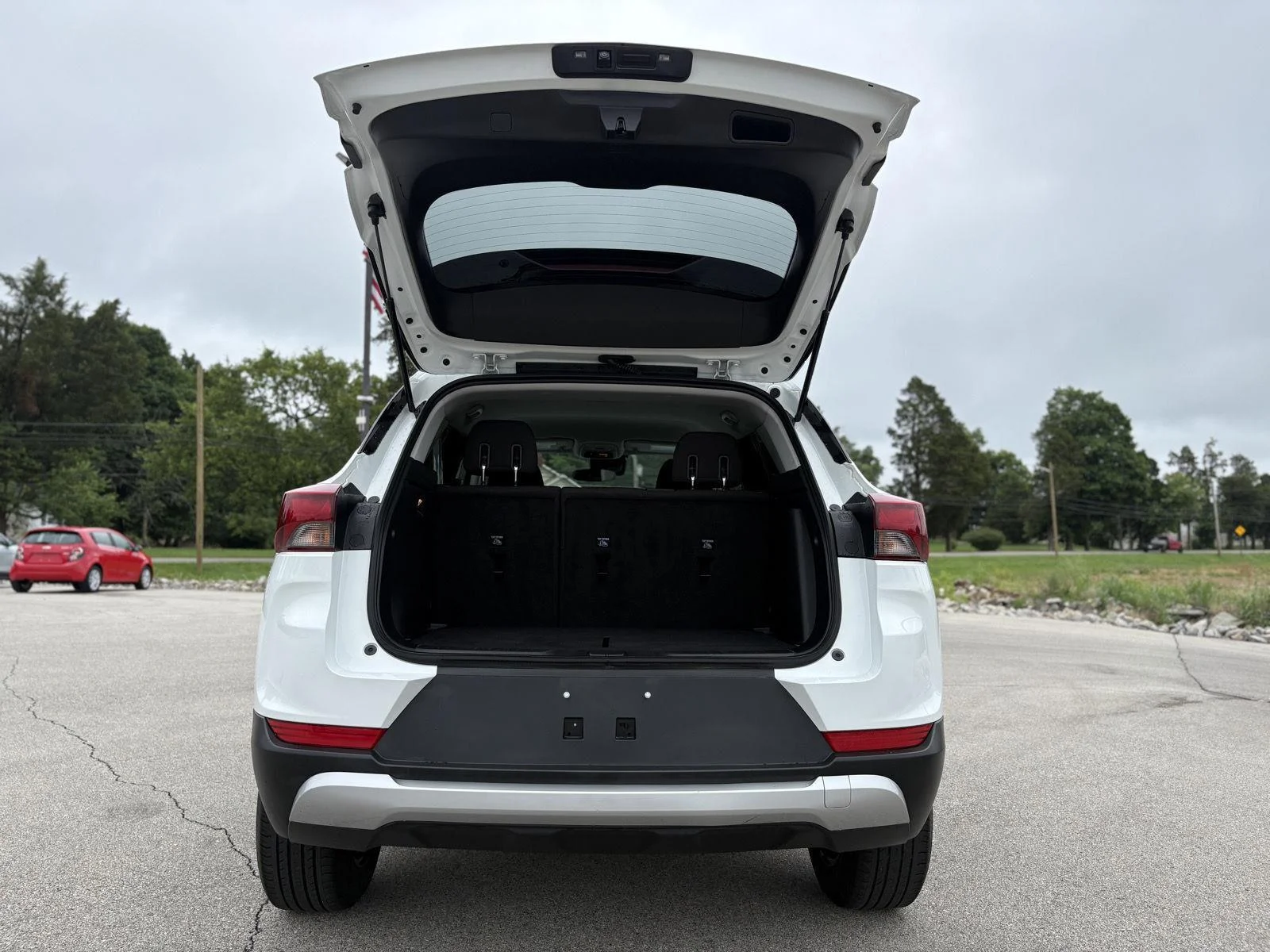 Used 2025 Summit White Chevrolet LT image 17