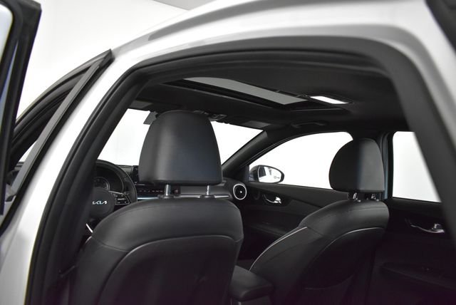 Used 2022 White Kia GT-Line image 24