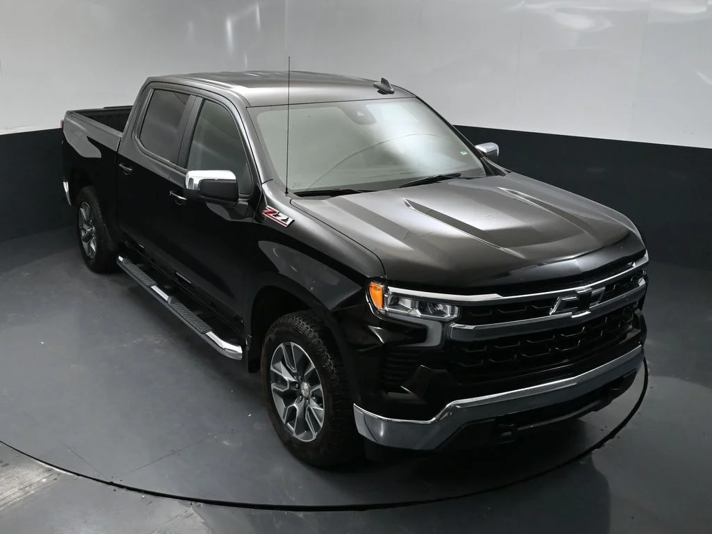 Used 2025 Black Chevrolet LT image 13