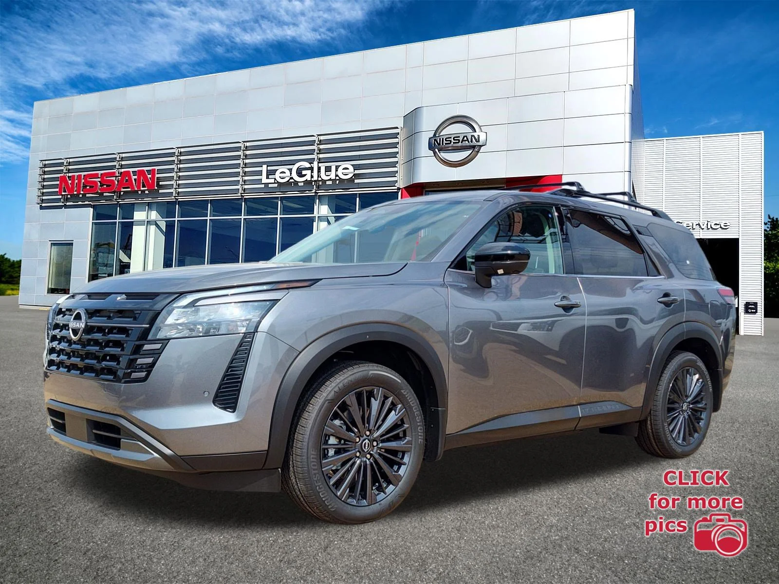 2026 Nissan Pathfinder SL 2WD's photo