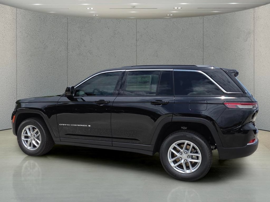 New 2026 Diamond Black Crystal Pearl-Coat Exterior Paint Jeep Laredo image 8