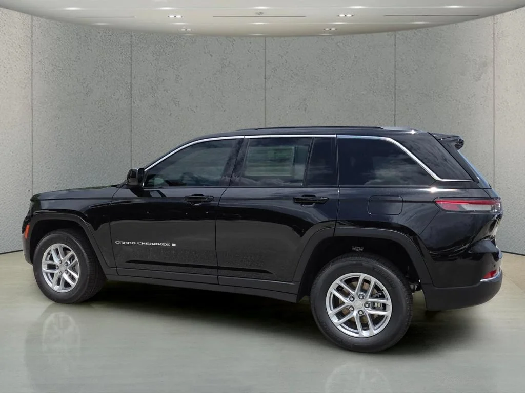 New 2026 Diamond Black Crystal Pearl-Coat Exterior Paint Jeep Laredo image 8