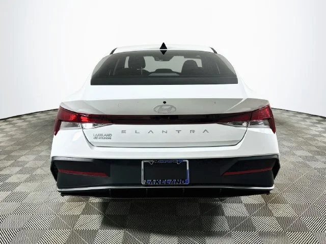 New 2026 White Hyundai SE image 4
