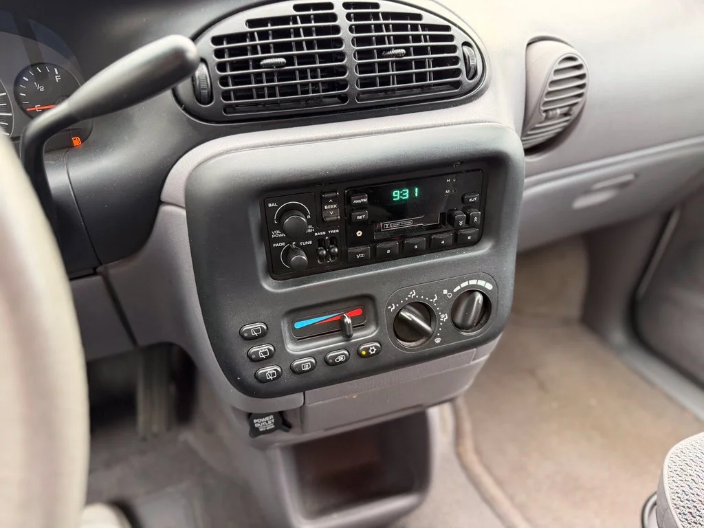 Used 1996  Plymouth SE image 12