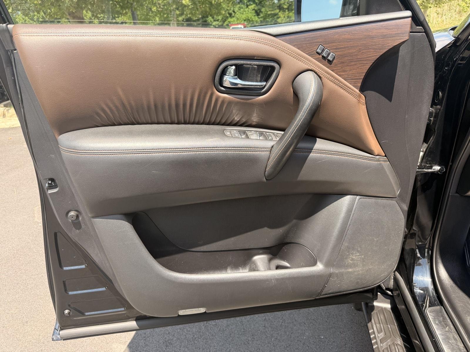 Used 2018 Super Black Nissan Platinum image 13