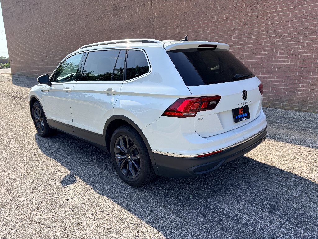 Used 2022 Pure White Volkswagen SE image 3