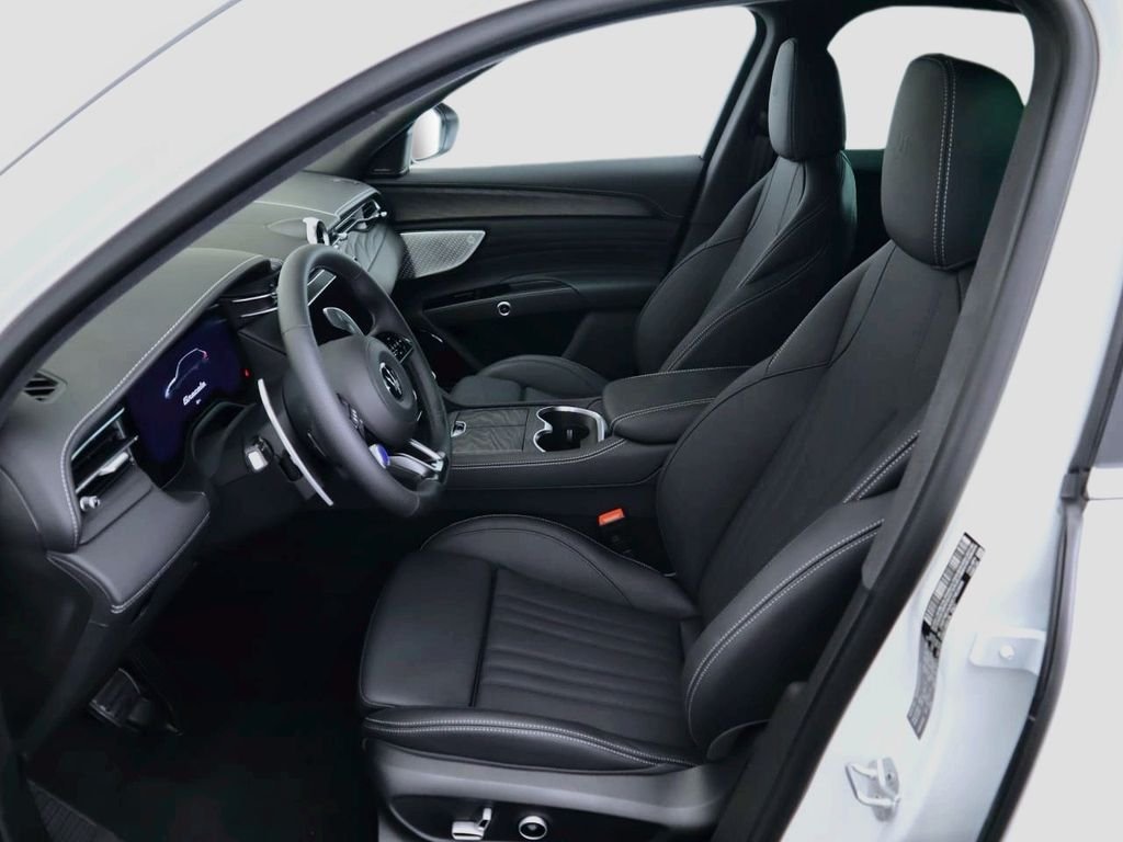 Used 2025 Bianco Astro Metallic Maserati Base image 20