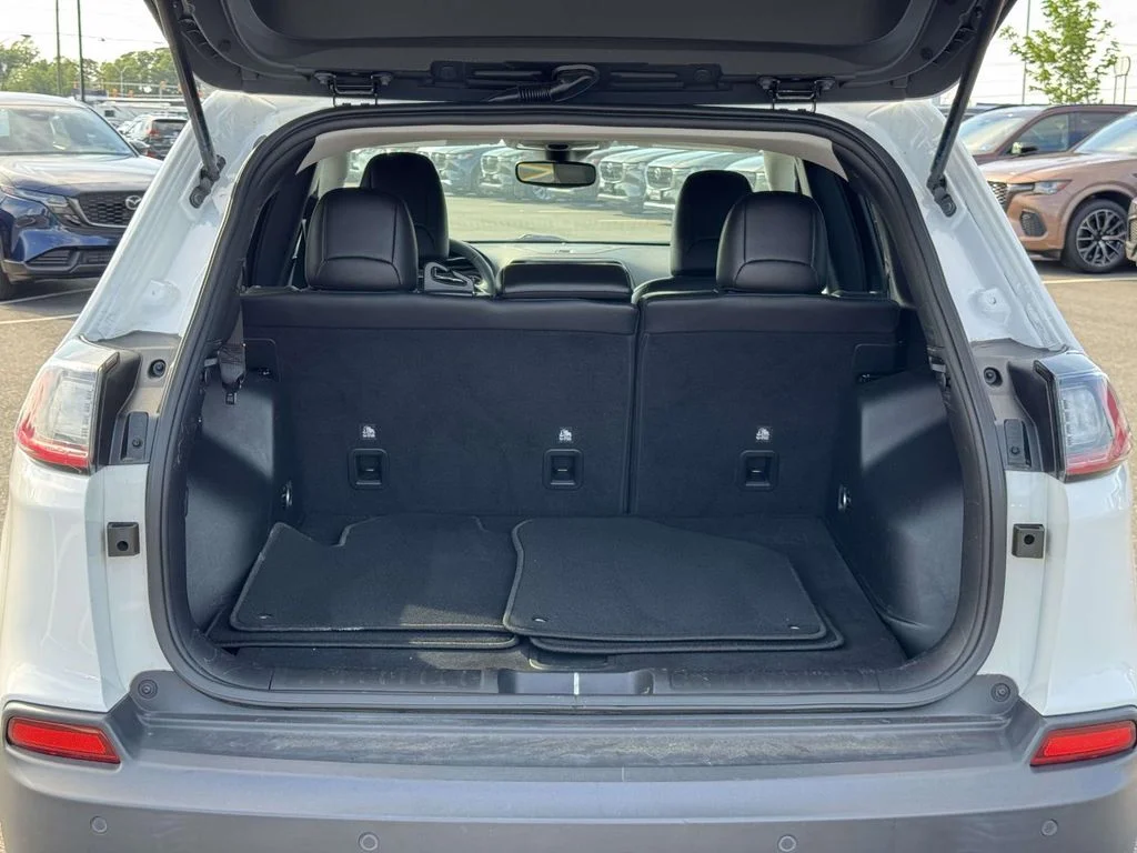 Used 2021 Bright White Clearcoat Jeep Latitude Lux image 29