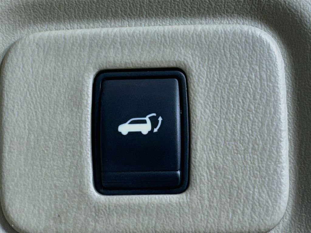 Used 2016 Pearl White Nissan Platinum image 36