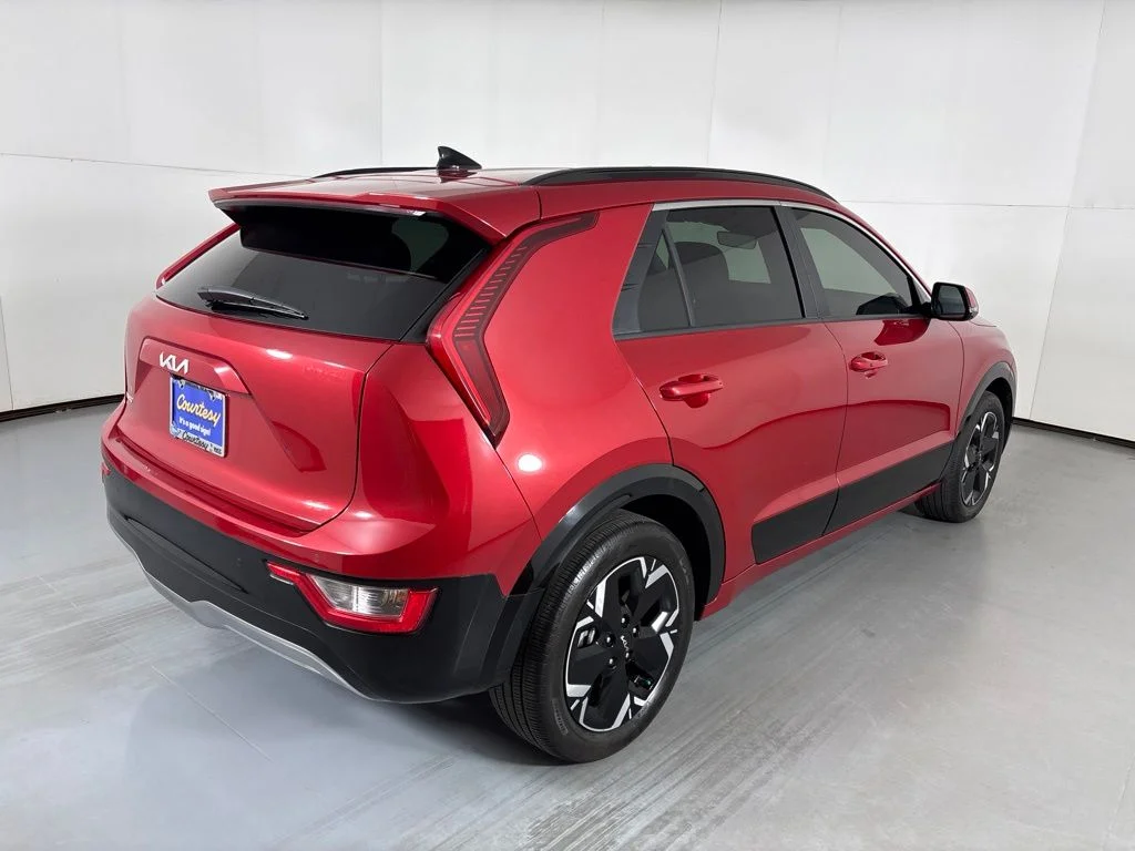 Used 2023 Red Kia Wind image 8