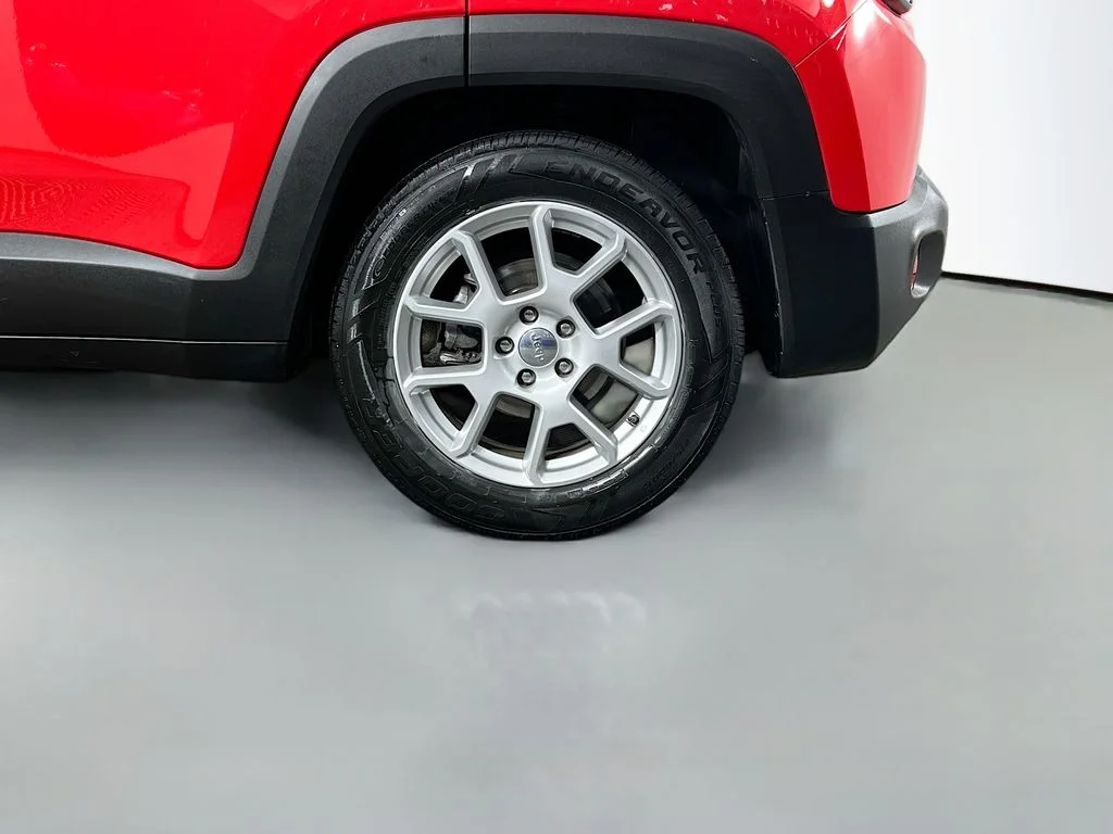 Used 2021 Red Jeep Latitude image 28