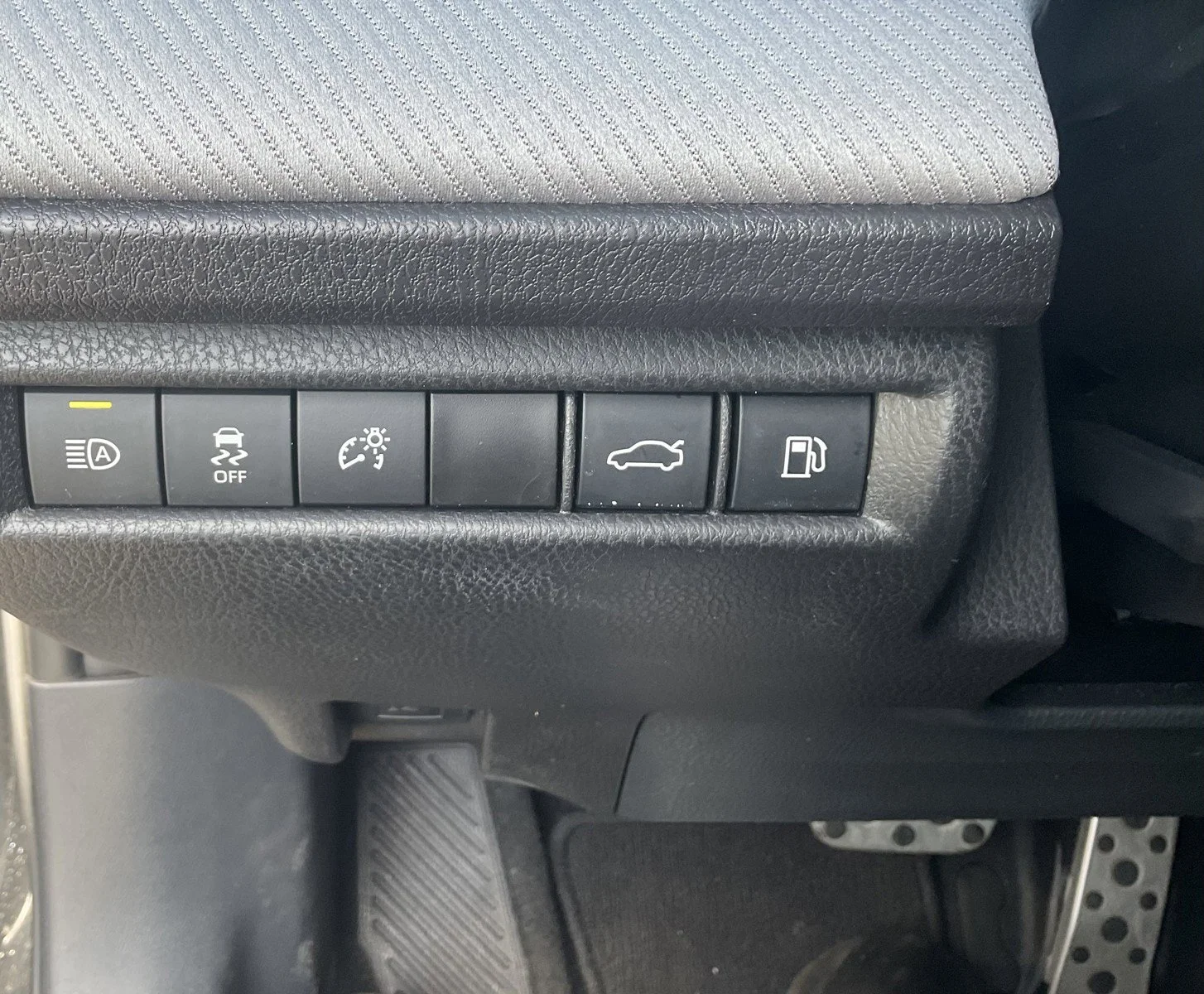 2025 Toyota Camry SE - Photo 25
