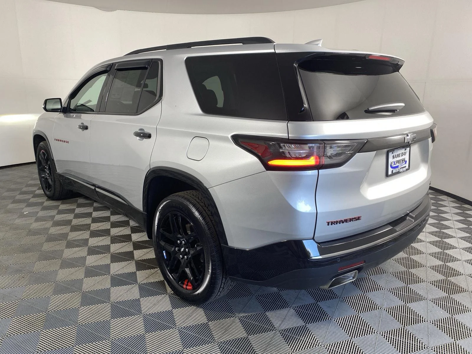 Used 2019 Silver Ice Metallic Chevrolet Premier image 5