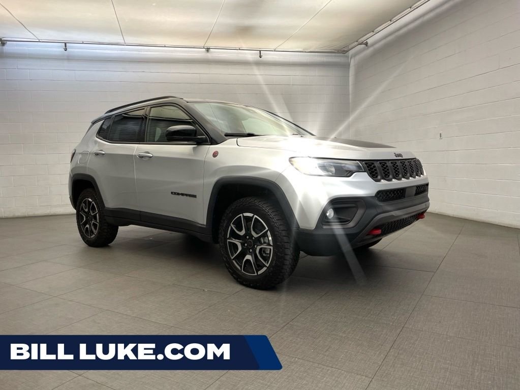 New 2026 Silver Zynith Metallic Clear-Coat Exterior Paint Jeep Trailhawk image 1