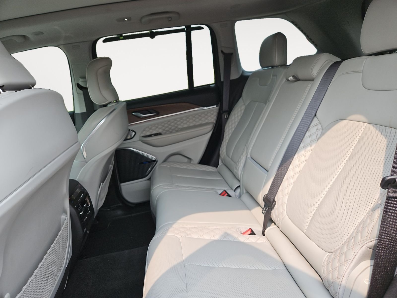Used 2022 White Jeep Summit image 13