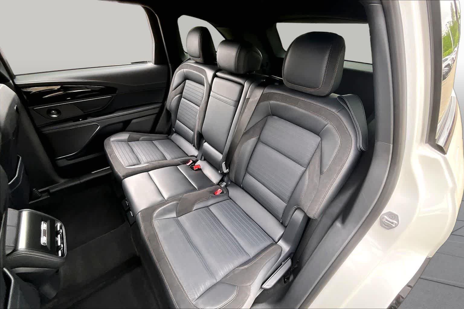Used 2025 White Platinum Metallic Tri-Coat Lincoln Reserve image 18