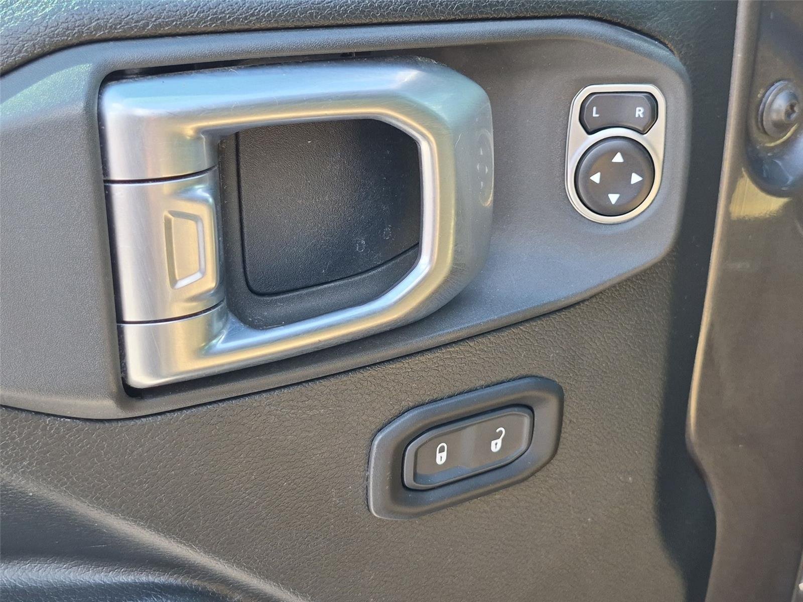Used 2020 Granite Crystal Metallic Clearcoat Jeep Sport S image 16