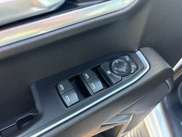 Used 2022 SUMMIT WHITE GMC Elevation image 13