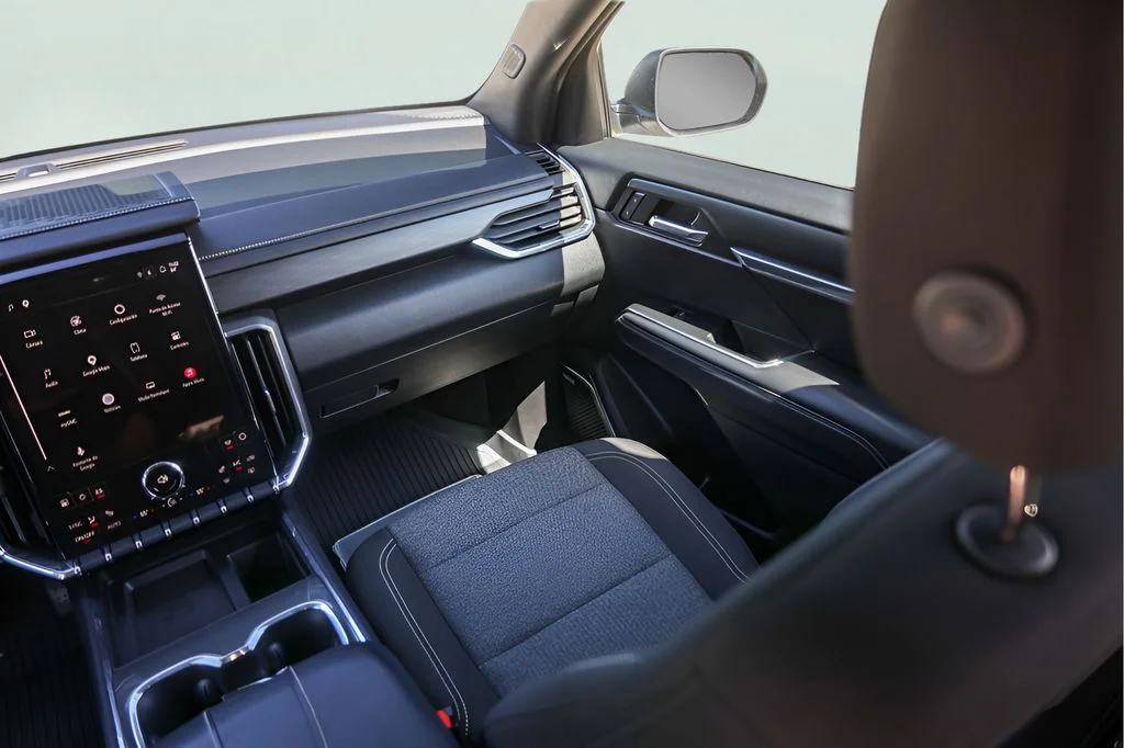 Used 2025 White GMC Elevation image 30