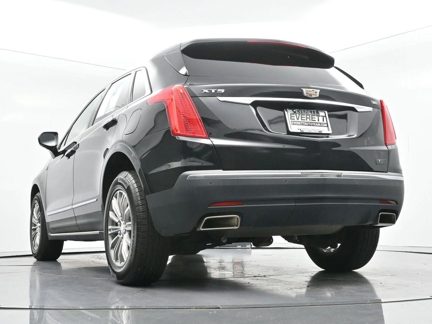 Used 2017 STELLAR BLACK METALLIC Cadillac FWD image 44