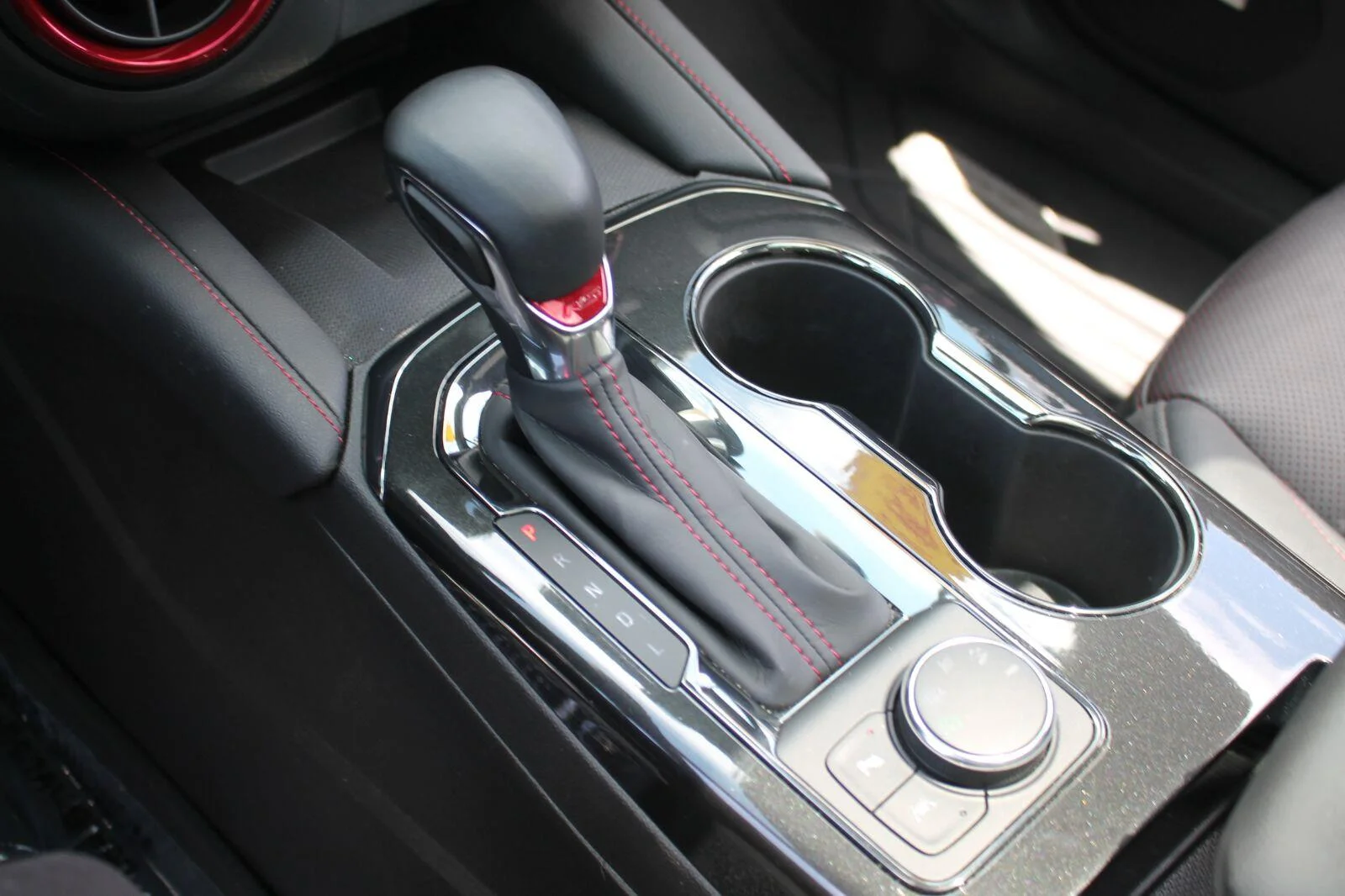 Used 2025 Iridescent Pearl Tricoat Chevrolet RS image 27
