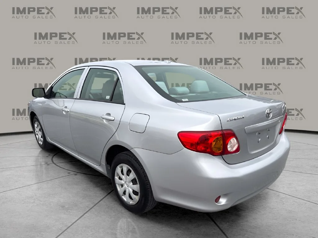Used 2010 Silver Toyota LE image 3