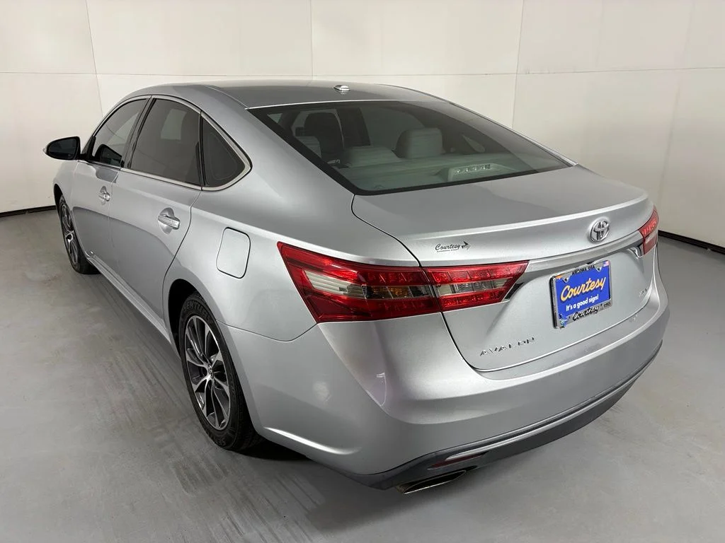 Used 2018 Silver Toyota XLE image 6