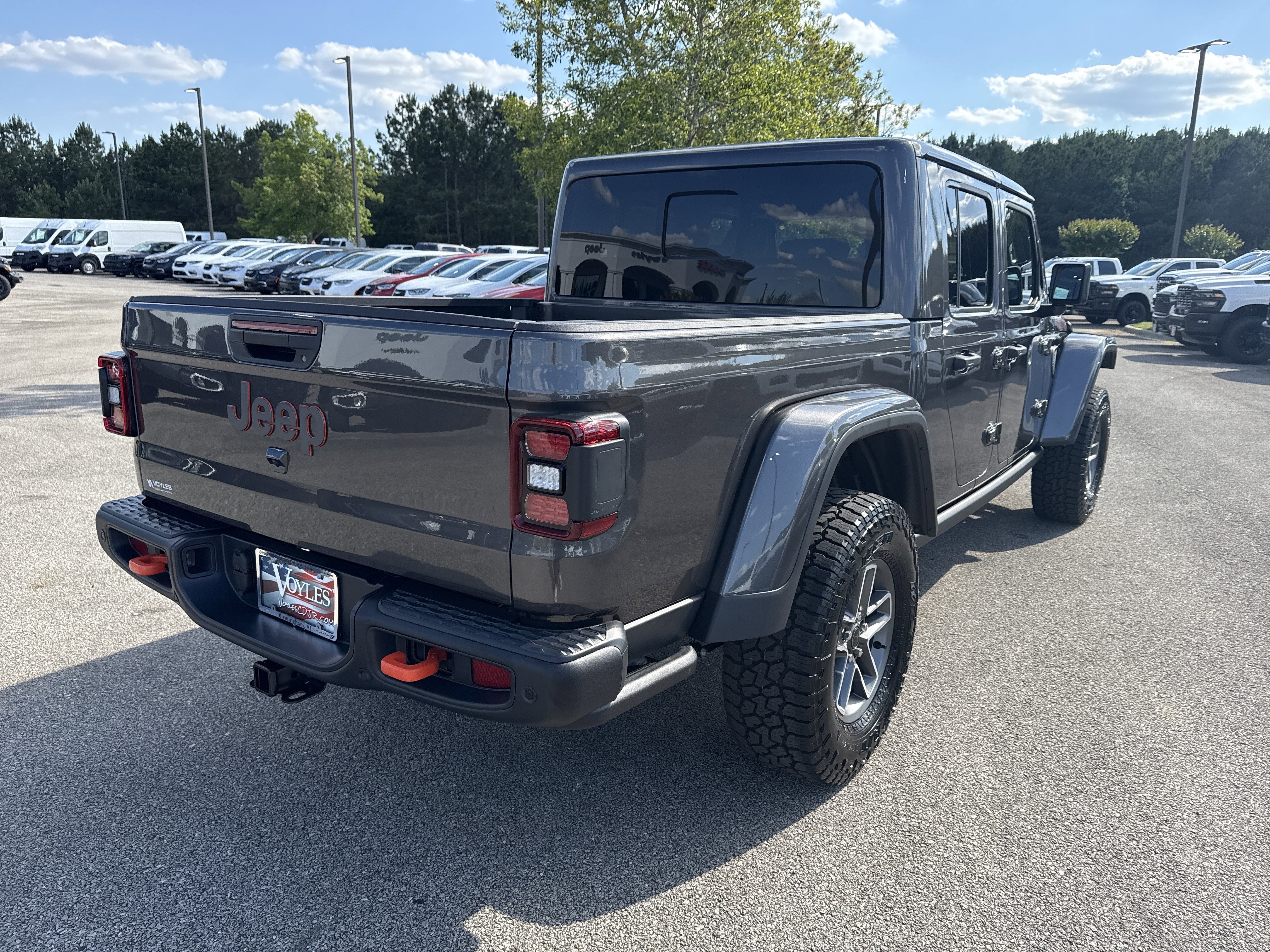 New 2026 Granite Crystal Metallic Clear-Coat Exterior Paint Jeep Mojave X image 7