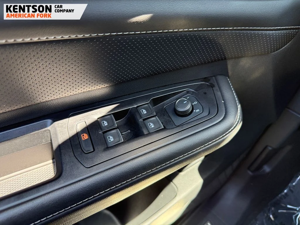 Used 2025 Black Volkswagen 2.0T SE w/Technology image 18