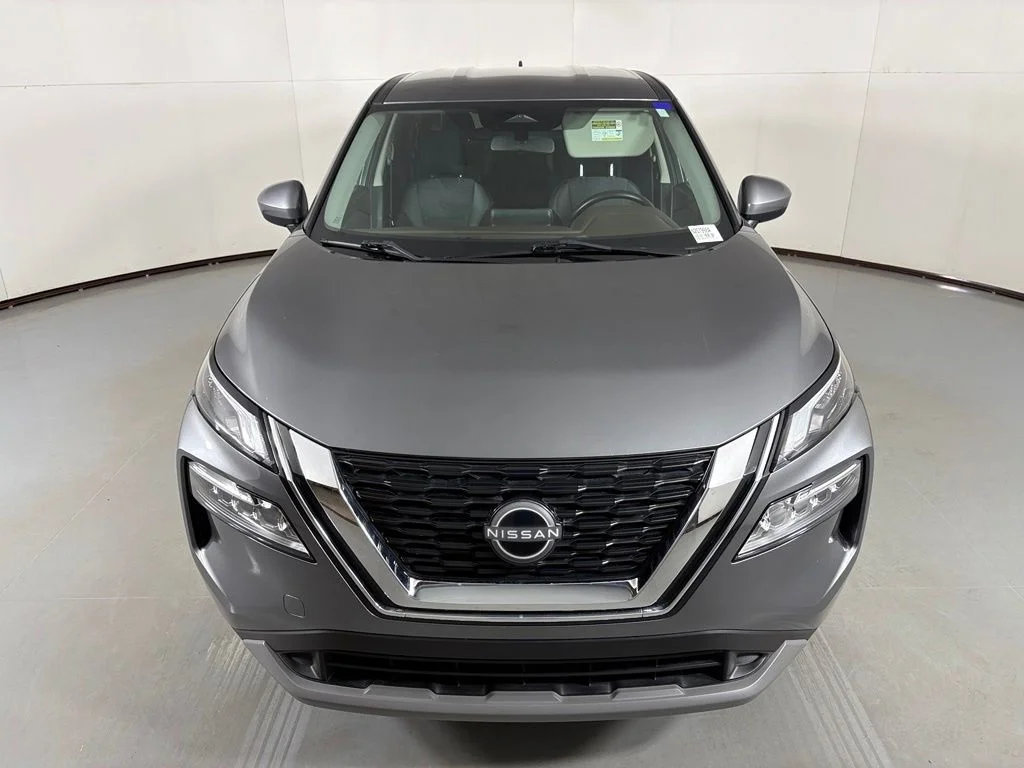 Used 2023 Gray Nissan SV image 3