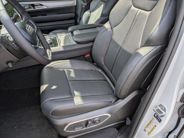 New 2026 Bright White Clear-Coat Exterior Paint Jeep Grand Wagoneer image 25