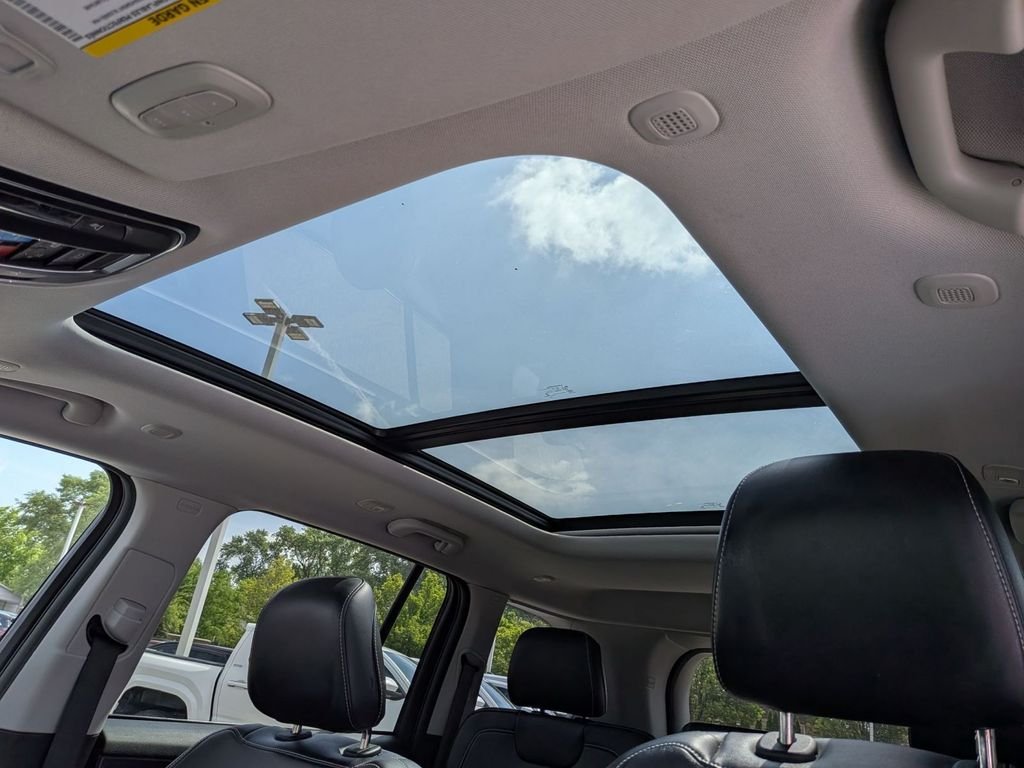 Used 2022 White Jeep Limited image 7