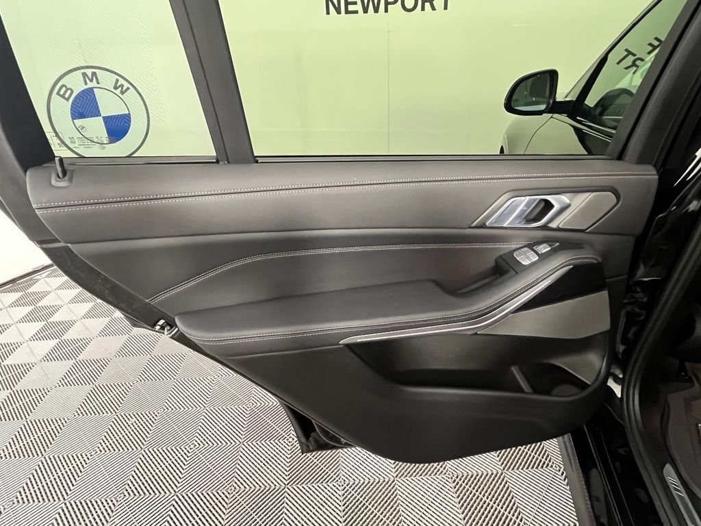 Used 2025 Black BMW xDrive40i image 28