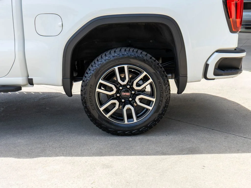 Used 2025 White GMC AT4 image 34