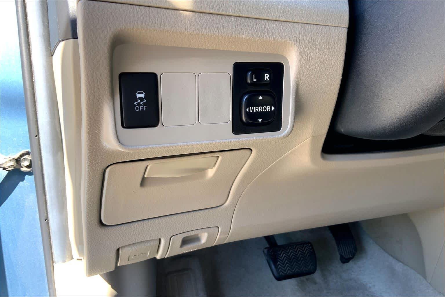Used 2013 Tropical Sea Metallic Toyota LE image 32