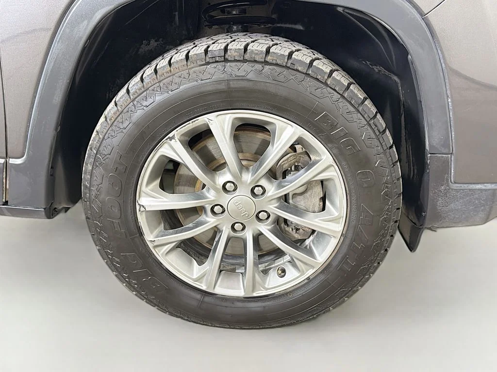 Used 2019 Gray Jeep Latitude Plus image 27
