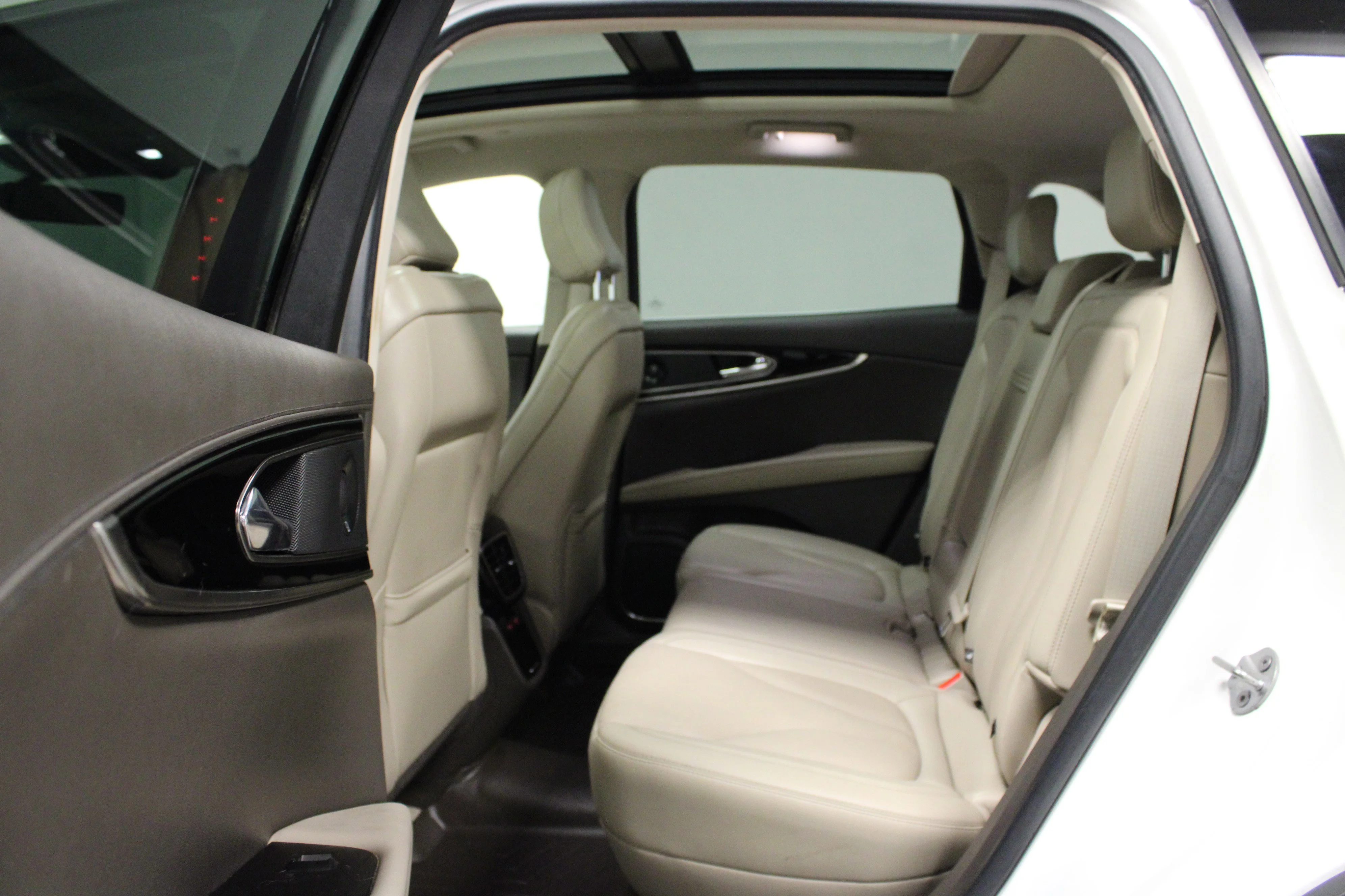 Used 2021 Pristine White Lincoln Reserve image 13