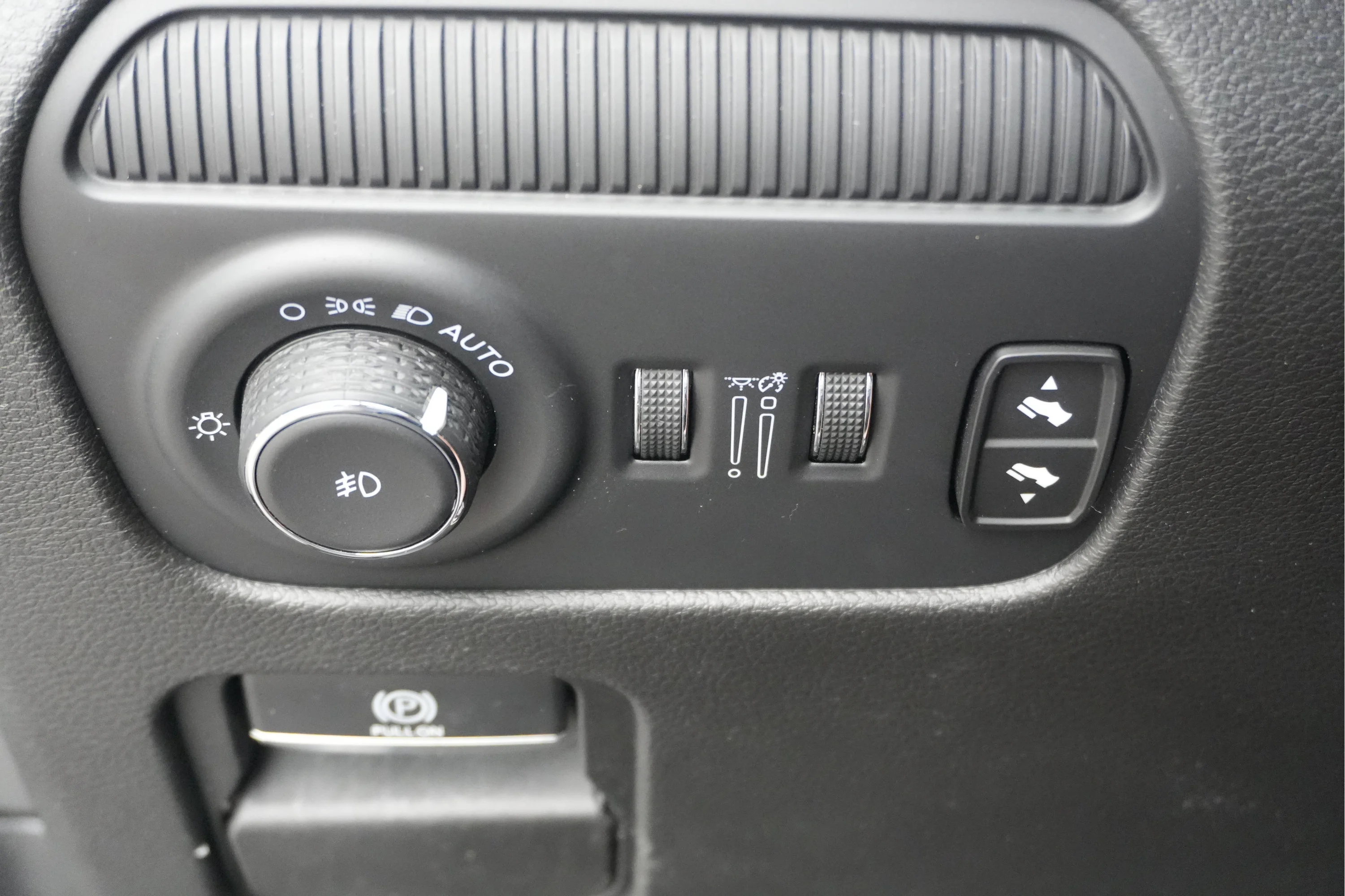 Used 2024 Diamond Black Crystal Pearlcoat Jeep Series II image 28