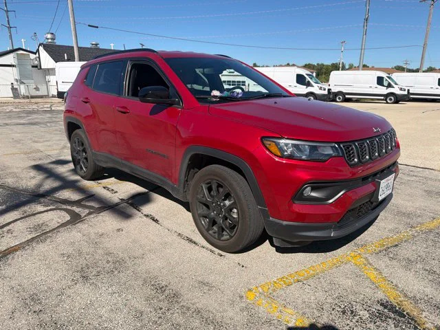 Used 2025 Red Hot Pearlcoat Jeep Latitude image 4