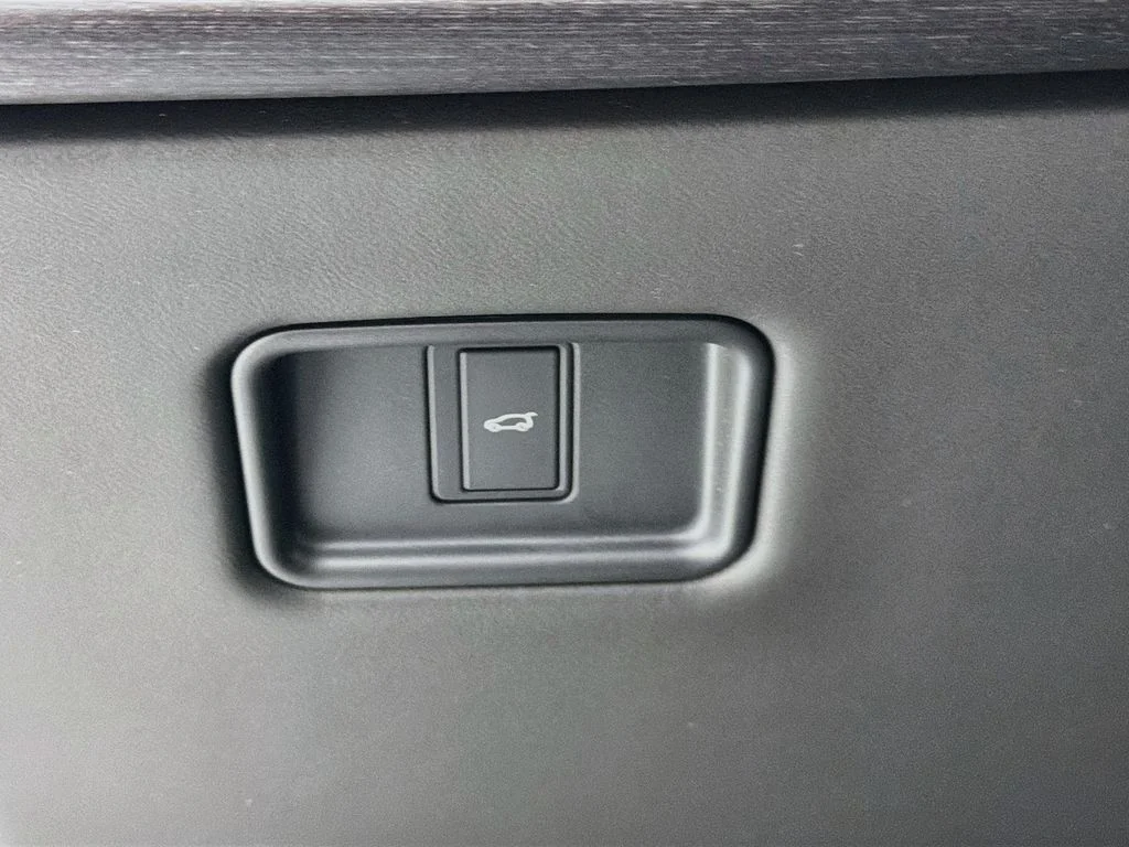 New 2026 Varesine Blue Land Rover SE image 10