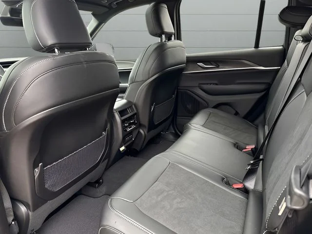 New 2026 Velvet Red Pearl-Coat Exterior Paint Jeep Laredo Altitude image 18