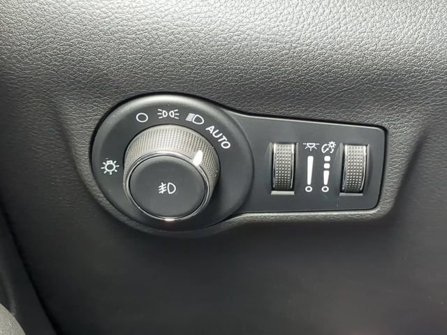 New 2026 Bright White Clearcoat Jeep Latitude image 27