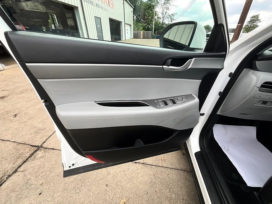 Used 2023 White Hyundai SEL image 13