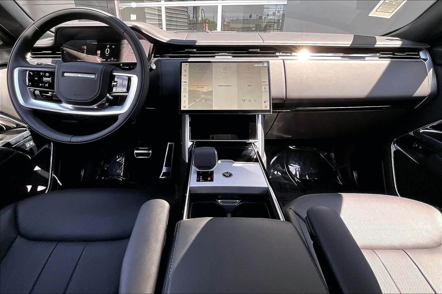 New 2026 Santorini Black Land Rover SE image 5