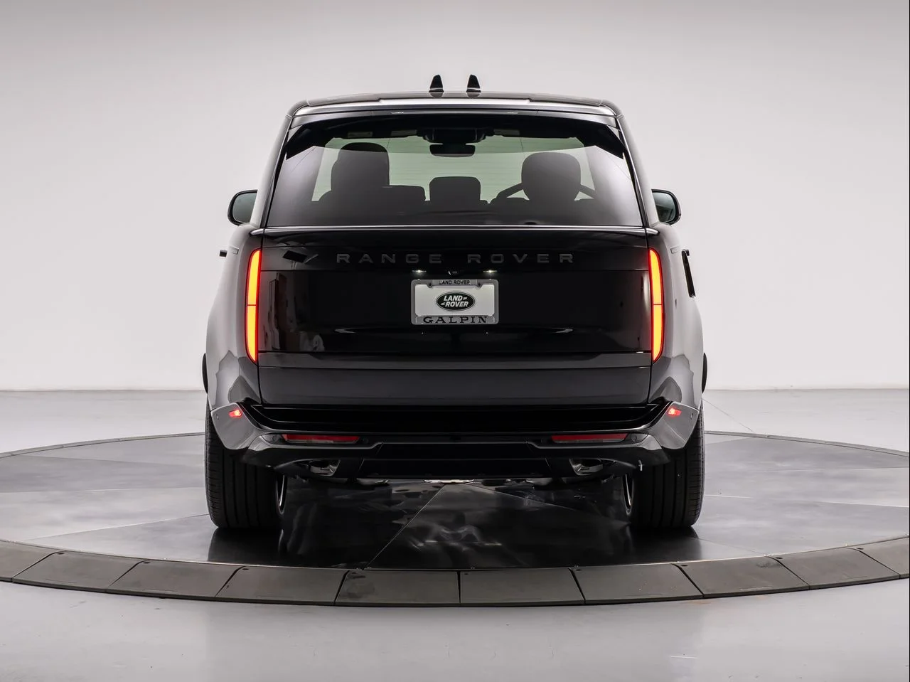 New 2026 Santorini Black Land Rover P400 SE image 4