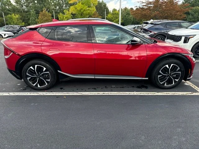 Used 2024 Red Kia Wind image 6